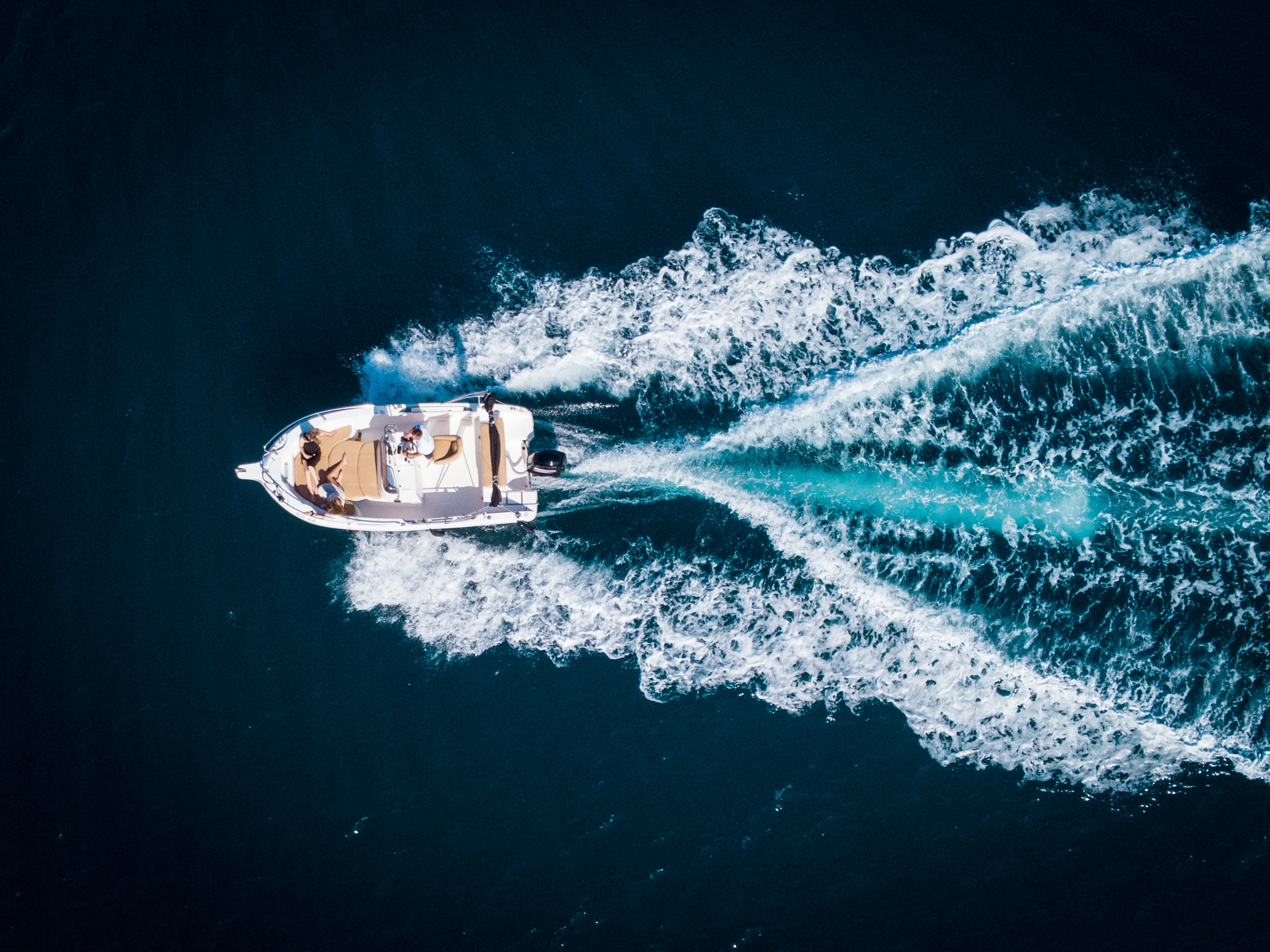 Speedboat Janmor 580 on board detail